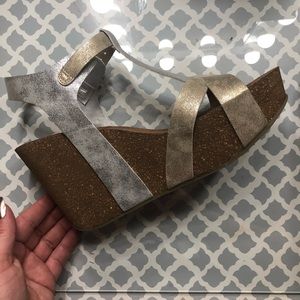 GORGEOUS silver & gold metallic wedges. BNWOB W9